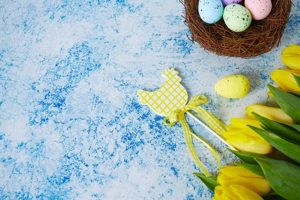 Paasversiering Met Tulpen Blauw Gelakt Oppervlak — Stockfoto