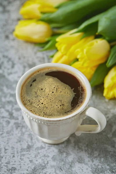 Kopje Zwarte Koffie Stenen Oppervlak Boeket Gele Tulpen — Stockfoto