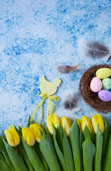 Paasversiering Met Tulpen Blauw Gelakt Oppervlak — Stockfoto