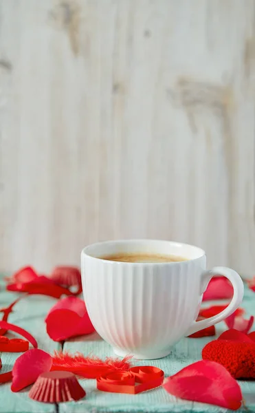 Tasse Kaffee Und Herzen Auf Heller Oberfläche — Stockfoto