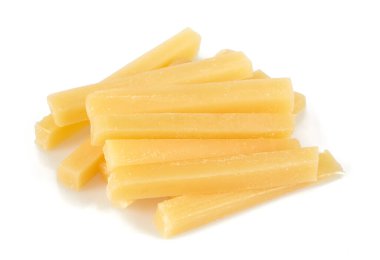 Beyaz arkaplanda izole edilmiş sert peynir parçaları