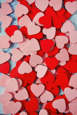 Mavi-beyaz çimento yüzeyinde tahta kalpler