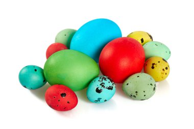 Paskalya yumurtaları arka planda yalıtılmış.