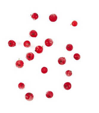 Beyaz arkaplanda kırmızı üzümler izole edildi