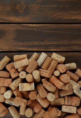 Tahta yüzeyde şarap mantarları