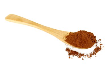 Tahta kaşıkta kakao tozu izole edilmiş arka plan. 