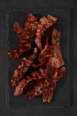 Siyah yüzeyde kızarmış pastırma.
