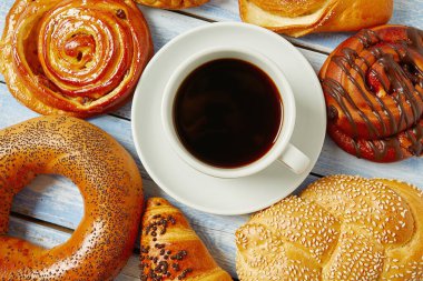 Taze çörekler ve bir fincan koyu kahve.