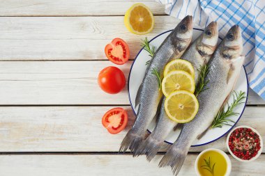 Beyaz ahşap yüzeyde deniz kabuğu