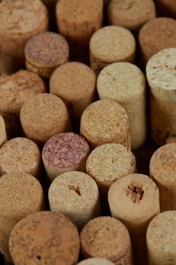 Tahta yüzeyde şarap mantarları