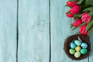 Paskalya yumurtaları ve güzel laleler.
