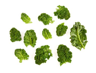 Beyaz arka planda taze lahana