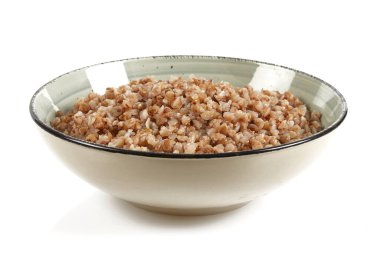 Beyaz arkaplanda pişmiş karabuğday