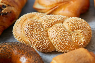 Gri yüzeyde taze çörekler