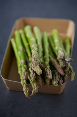 Koyu taş yüzeyinde freh kuşkonmaz