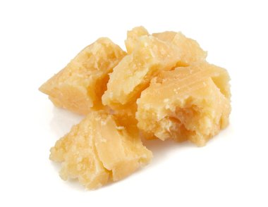 Kırık sert peynir parçaları beyaz arkaplanda izole edilmiş.