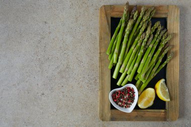 Granit yüzeyde taze yeşil kuşkonmaz