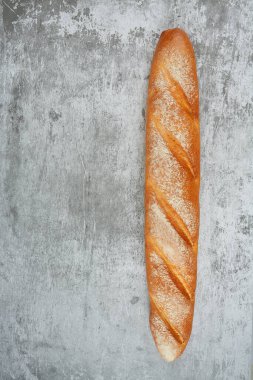 Gri taş yüzeyde Fransız ekmeği. Metnin için boş alan. Fırın kavramı. 
