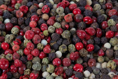 beyaz arkaplanda izole edilmiş karabiber rengi