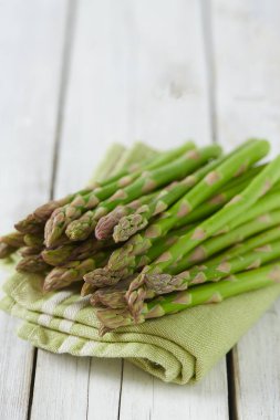 Tahta yüzeyde taze yeşil kuşkonmaz