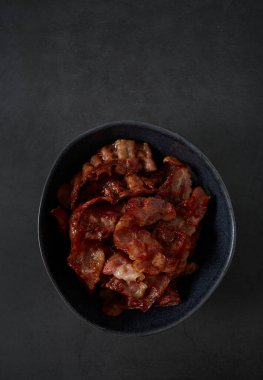 Siyah yüzeyde kızarmış pastırma.