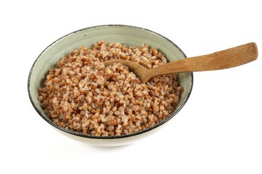 Beyaz arkaplanda pişmiş karabuğday