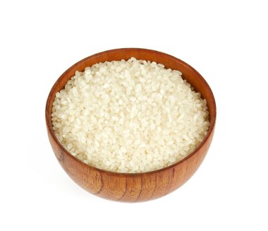 Tahta bir kasede yuvarlak pirinç, beyaz arka planda izole edilmiş.