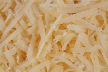 beyaz arkaplanda izole edilmiş sert peynir