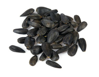 Beyaz arkaplanda izole edilmiş bir ayçiçeği çekirdeği yığını