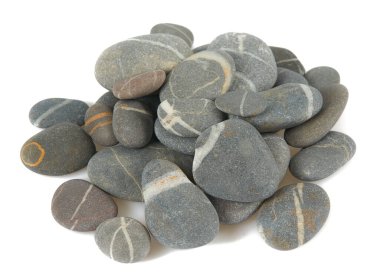 Beyaz arka planda gri çakıl taşları izole edilmiş. Beyaza izole edilmiş beyaz çizgili gri deniz taşları. Stüdyo çekimi.