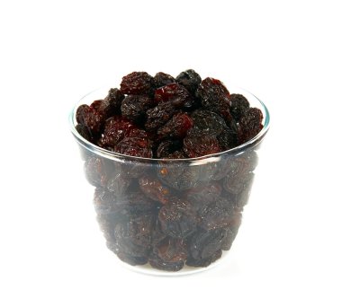 Kuru üzümler beyaz arka planda izole edilmiş. Sağlıklı yiyecekler, izole nesneler.