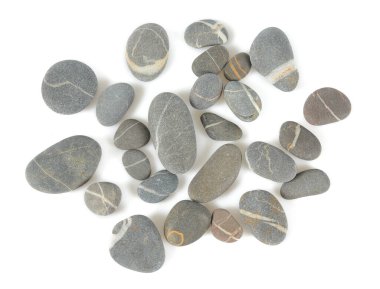 Beyaz arka planda gri çakıl taşları izole edilmiş. Beyaza izole edilmiş beyaz çizgili gri deniz taşları. Stüdyo çekimi.