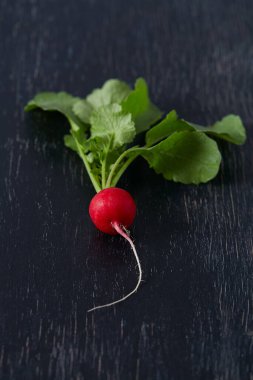 Koyu ahşap yüzeyde taze turp.