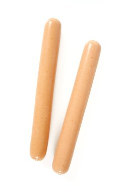 Kaynamış sosisler beyaz arkaplanda izole edilmiş.