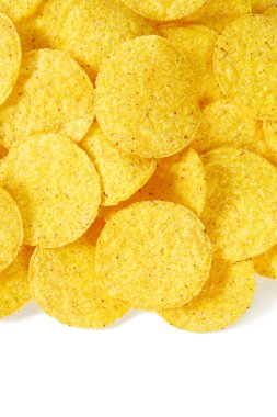 Beyaz arkaplanda izole edilmiş mısır cipsleri