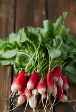 Koyu ahşap yüzeyde taze turp.