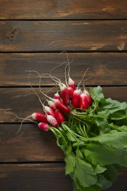 Koyu ahşap yüzeyde taze turp.