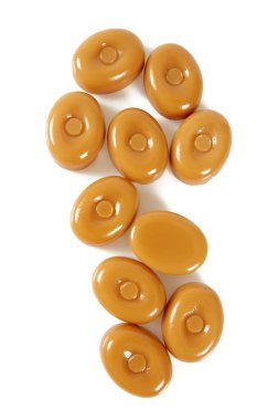 Süt karamelli şekerler beyaz arkaplanda izole