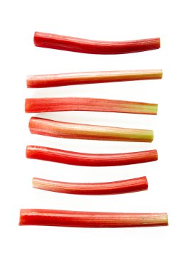 beyaz arka planda izole edilmiş rubarb sapları