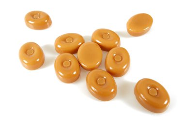 Süt karamelli şekerler beyaz arkaplanda izole