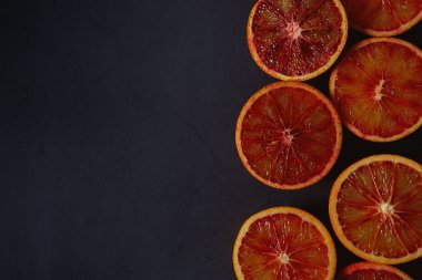 Koyu taş yüzeyde kan portakalları