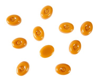 Süt karamelli şekerler beyaz arkaplanda izole