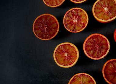 Koyu taş yüzeyde kan portakalları