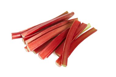 beyaz arka planda izole edilmiş rubarb sapları