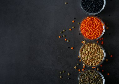 Siyah taş yüzeyinde mercimek çeşitleri