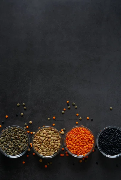 黑石表面的扁豆品种 — 图库照片