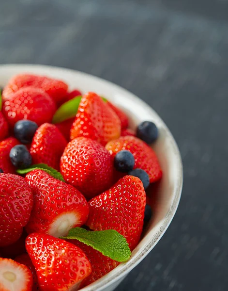 Fresas Frescas Tazón Cerámica —  Fotos de Stock