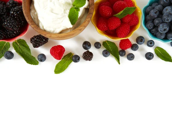 Řecký Jogurt Čerstvé Bobule Izolované Bílém Pozadí — Stock fotografie