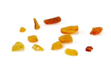 baltik kehribar beyaz arkaplanda izole