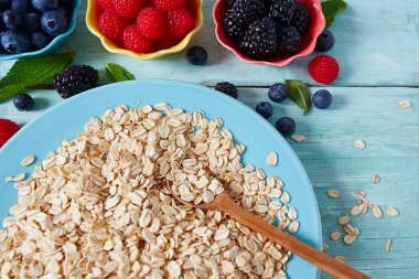 Turkuaz yüzeyde rulo yulaf ve böğürtlen